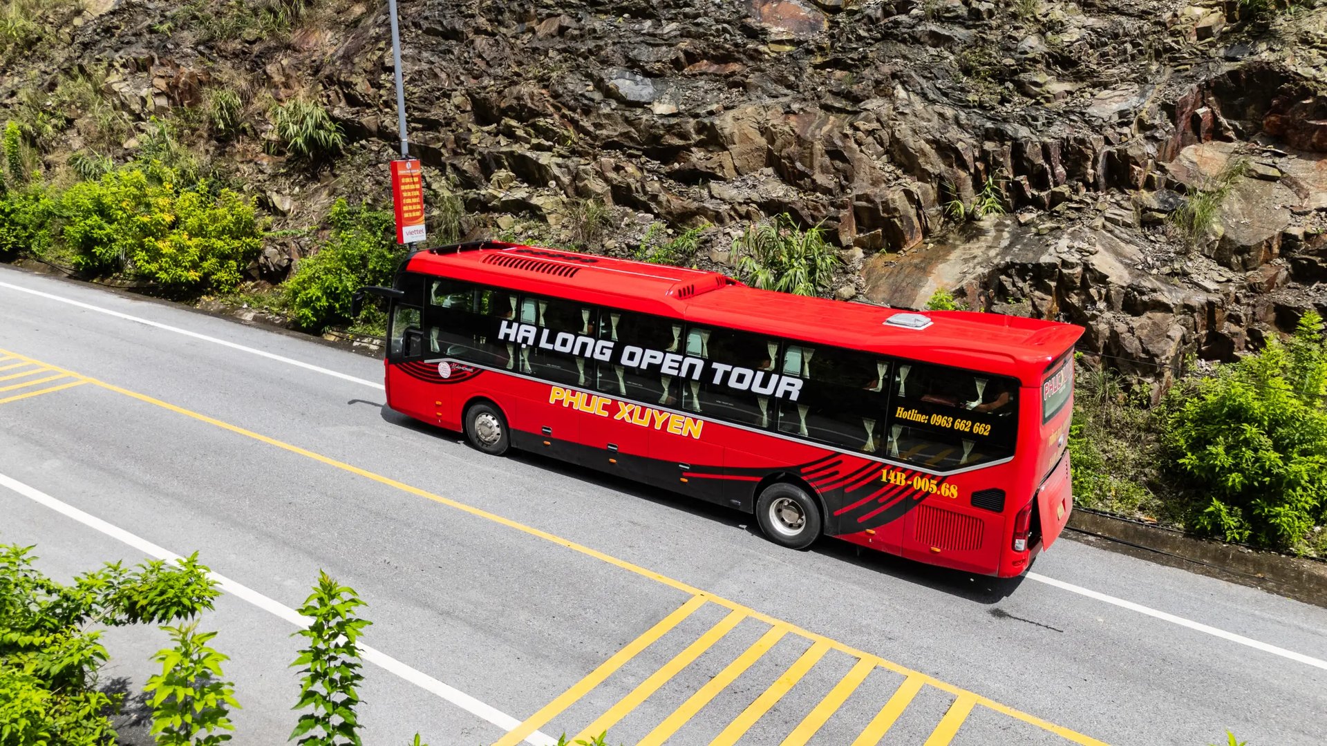 Xe Hạ Long Open Tour của Phúc Xuyên trên cung đường ven núi