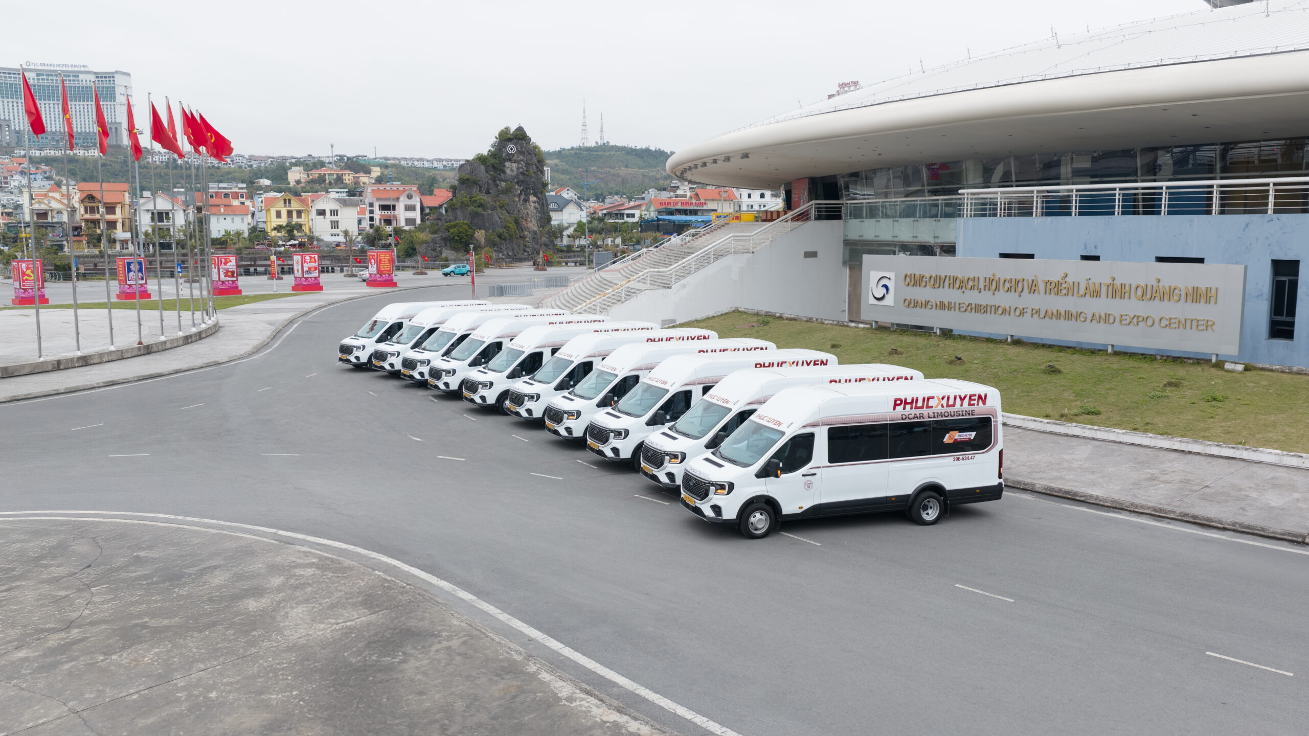 Đội xe Dcar Limousine của Phúc Xuyên trước Cung Quy hoạch, Hội chợ và Triển lãm tỉnh Quảng Ninh